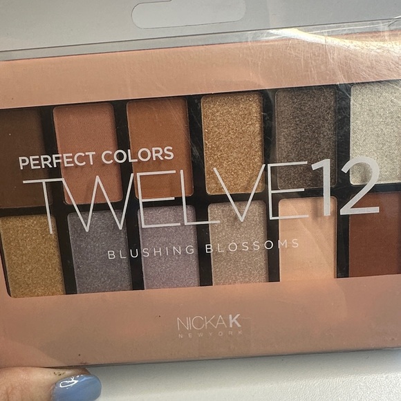 🎁 6 for $28 🎁 Blushing Blossoms Eyeshadow Palette - Picture 2 of 3